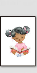 toile mamanAfro  - Maman Afro - une petite fille au teint marron noir - petite fille noire avec des cheveux bouclées crépus frisés en train de lire un livre - décoration pour chambre d'enfant - chambre de petite fille ou petit garçon - 
