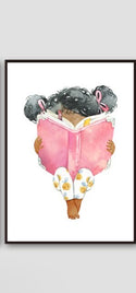 toile mamanAfro  - Maman Afro - une petite fille au teint marron noir - petite fille noire avec des cheveux bouclées crépus frisés en train de lire un livre - décoration pour chambre d'enfant - chambre de petite fille ou petit garçon - peinture - poster 